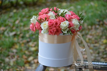 Композиция из коралловых и белых роз в коробке "Секрет успеха"