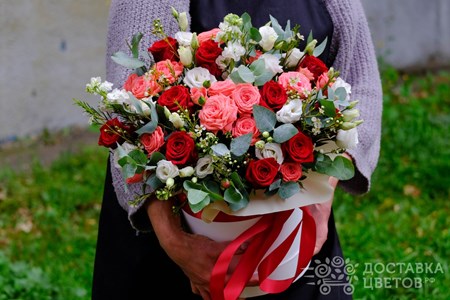 Композиция из коралловых кустовых роз и белой эустомы в коробке "Мистерия"