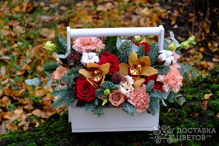 Композиция из краных роз,орхидей и еловых веток в ящике "Пряничный домик"