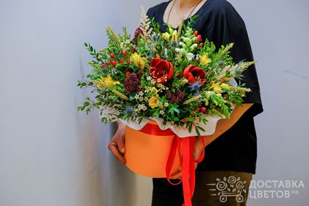 Композиция из красного амариллиса и фрезии в коробке "Метаморфозы осени"