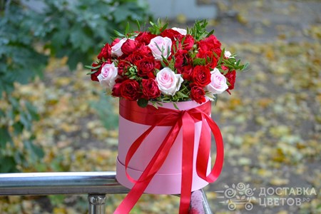 Композиция из красных и розовых роз в коробке "Цветочная ария"