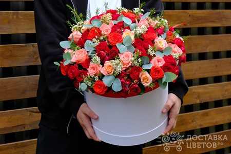 Композиция из красных кустовых и лососевых одноголовых роз в коробке "Комплимент королеве"