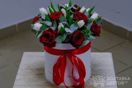 Композиция из красных роз и белых тюльпанов в коробке "Прикосновение природы"