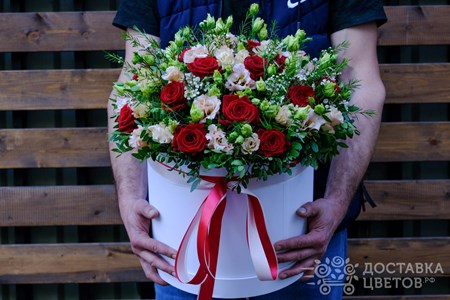 Композиция из красных роз и персиковой эустомы в коробке "Шедевр"