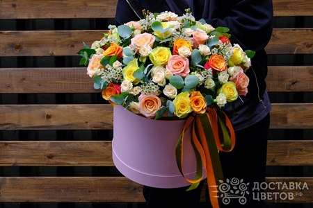 Композиция из кустовых и одноголовых роз в коробке "Чудное мгновение"