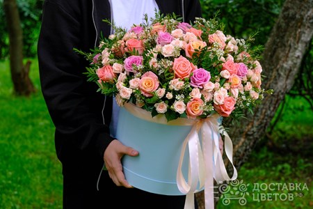 Композиция из кустовых и одноголовых роз в коробке "Моя прелесть"