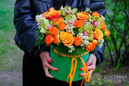 Композиция из оранжевой кустовой розы и орхидей в коробке "Яркое изумление"