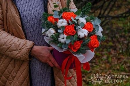 Композиция из оранжевых роз и хлопка с еловыми ветками в коробке "Дыхание зимы"
