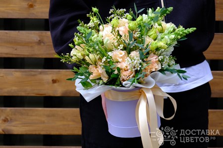 Композиция из персиковой эустомы с хамелациумом в коробке "Мираж"