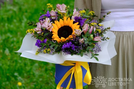 Композиция из подсолнуха и альстромерии в коробке "Цветок солнца"