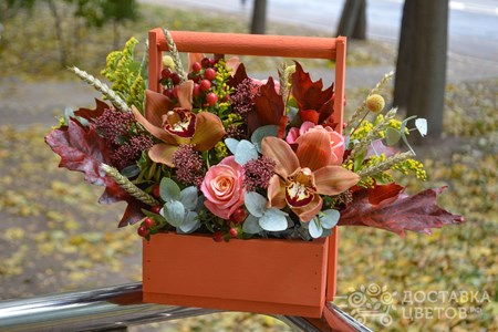 Композиция из роз и цимбидиума в ящике "Осенний хоровод"