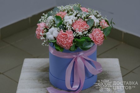 Композиция из розовых гвоздик и хлопка в коробке "Волшебное колесо"