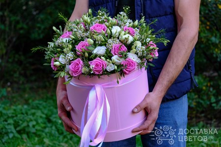 Композиция из розовых роз и белой эустомы в коробке "Олицетворение природы"