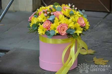 Композиция из желтой кустовой хризантемы и розовых роз в коробке "Внутренний мир"