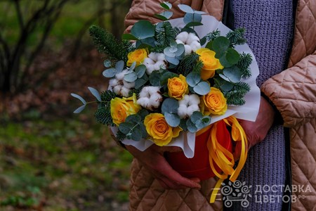 Композиция из желтых роз и хлопка с еловыми ветками в коробке "Фонарики на елке"