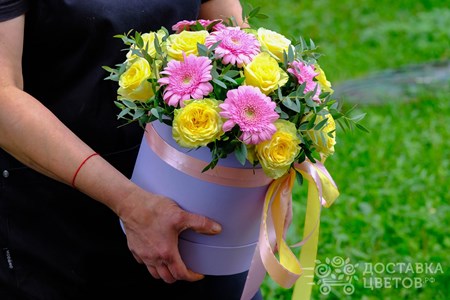Композиция из желтых роз и розовых гербер в коробке "Летняя свежесть"