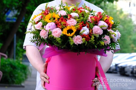 Композиция с подсолнухами, альстромериями и пионами в коробке "Самба"